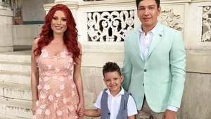 Nici nu zici că e gravidă! ELENA GHEORGHE s-a pozat în costum de baie şi le-a arătat tuturor imaginile, însă...