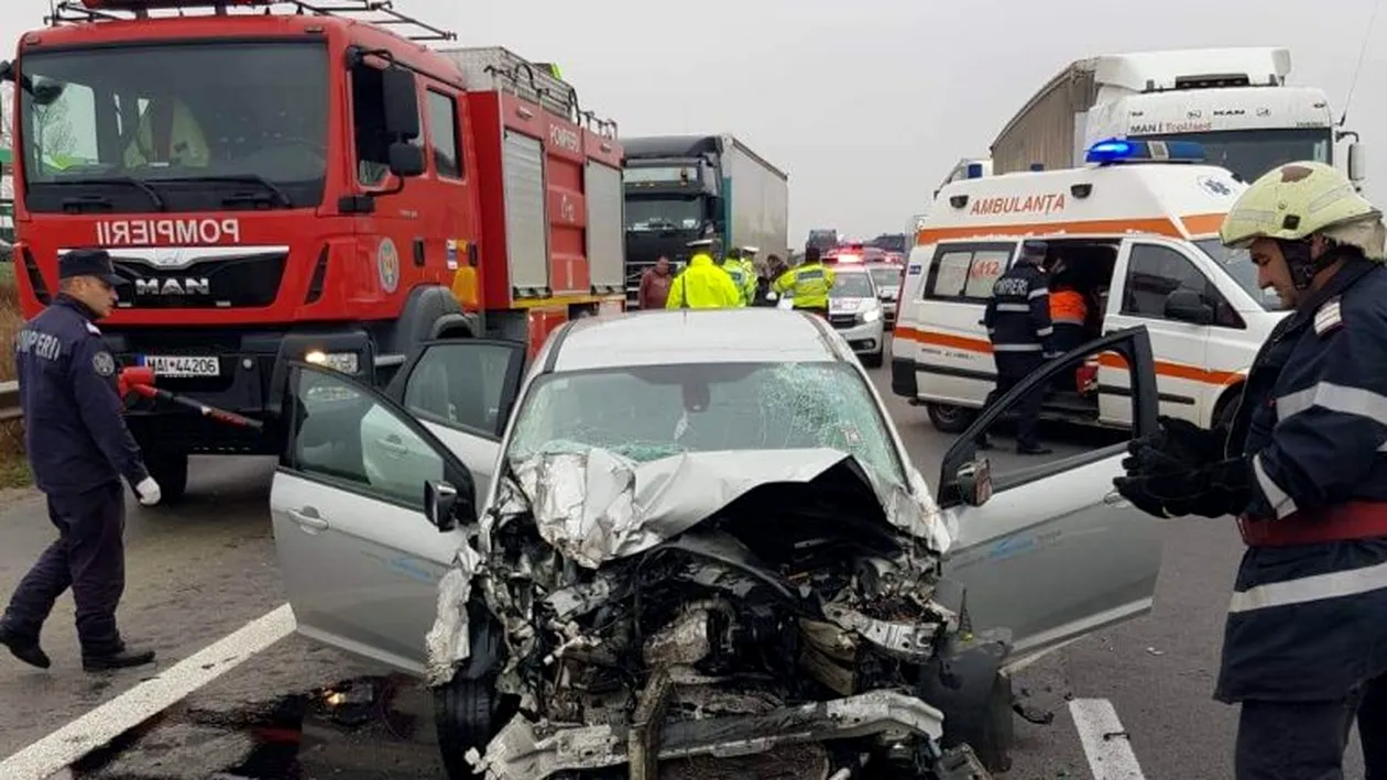 Accident grav pe A1 Bucureşti- Piteşti! Un autotren şi un autoturism s-au ciocnit violent