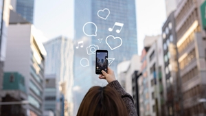 Influencerița care a mințit că suferă de o boală nemiloasă pentru a primi bani a fost prinsă. Cum a fost dată de gol