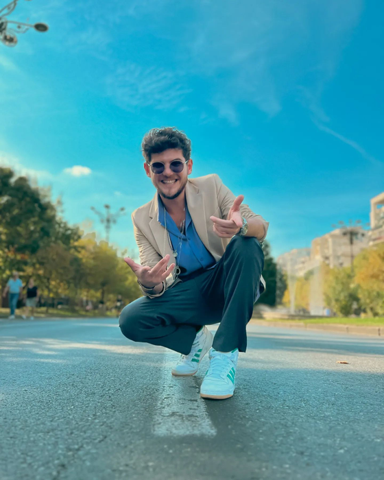 Cuza: "Nu e blondă, brunetă, înaltă, scundă, nu, să știi să fii femeie! Și eu învăț, la rândul meu, să fiu bărbat, pentru că și asta e o luptă. Și noi uităm să fim bărbați, și ele uită să fie femei. Nu toate și nu toți, dar e un trend, parcă îl văd!"