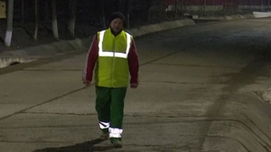Un tânăr din Iași merge 20 de kilometri pe jos până la muncă, pentru a-și întreține familia