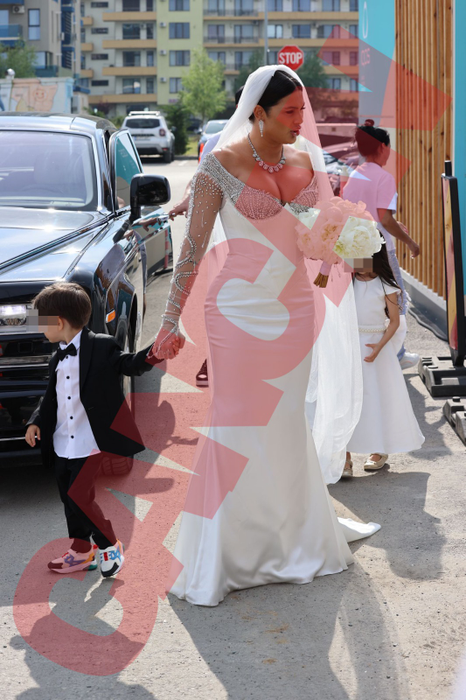 Roxana Dobre ține buchetul într-o mână și pe fiul ei de cealaltă mână Sursă foto: CANCAN.RO