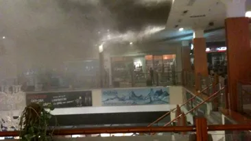 Incendiu într-un mall din Ploiești! Peste 1.000 de persoane, evacuate VIDEO