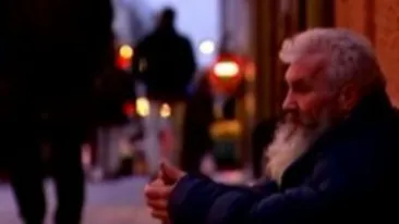 VIDEO Un cersetor roman a facut curat si a luat cadouri pentru cei care l-au primit in casa