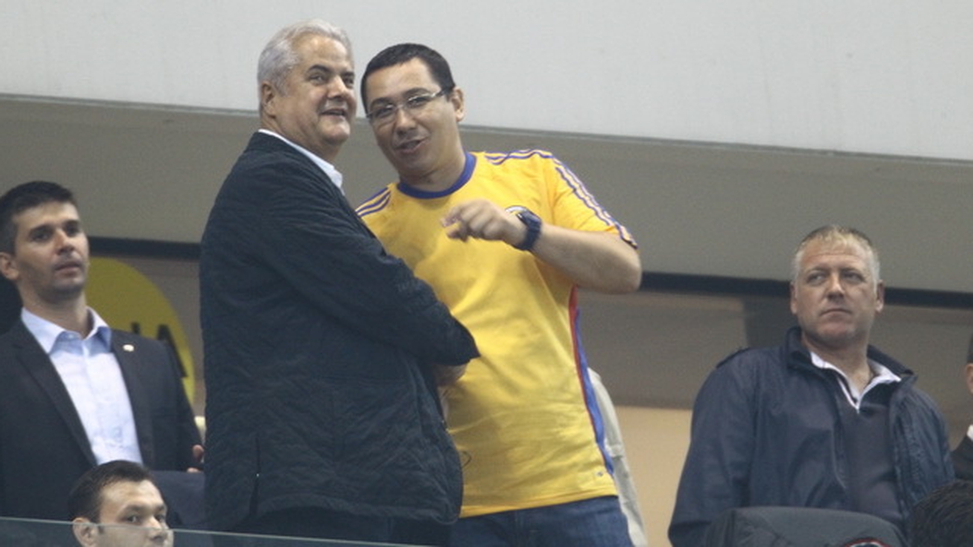Victor Ponta si Adrian Nastase au felicitat Nationala! Uite cum s-au bucurat cot la cot pe Arena Nationala