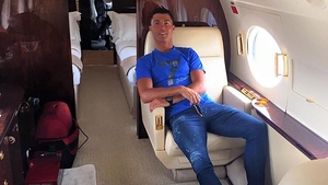 CRISTIANO RONALDO, fotografiat în timp ce îmbrăţişa una dintre cele mai sexy femei de pe planetă! E mai în vârstă decât el, dar... 
