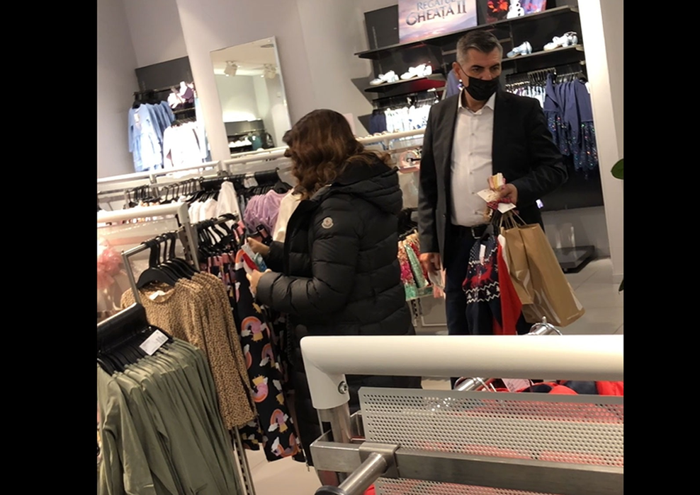 Andra, la cumpărături pentru copiii ei