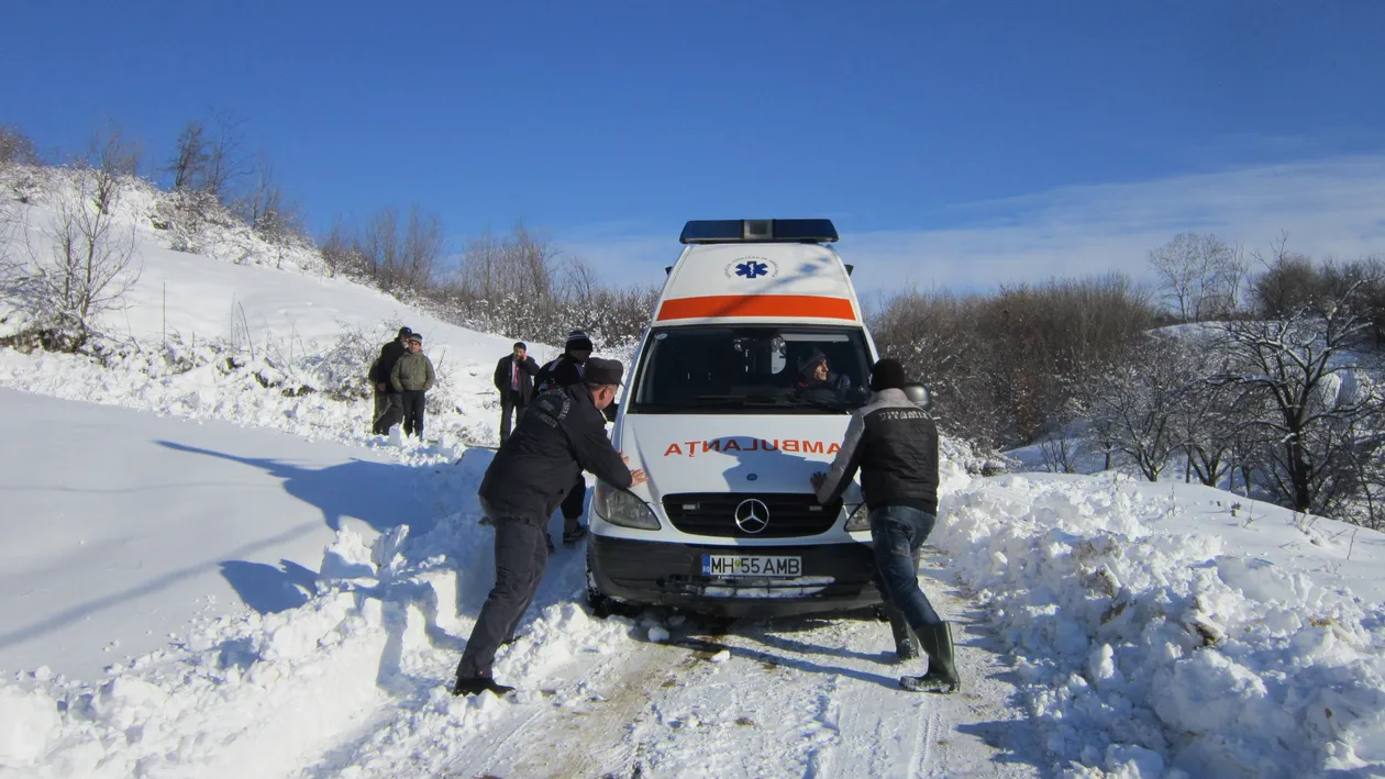 O ambulanta cu un bolnav in stare grava a ramas inzapezita! Paramedicii au fost ajutati de sateni si pompieri sa plece din loc!