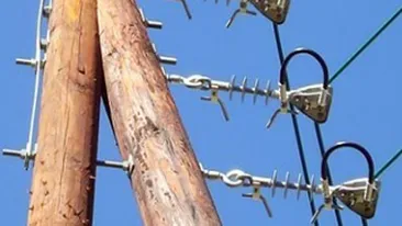 40 de case fara electricitate dupa ce un tanar a intrat cu masina intr-un stalp