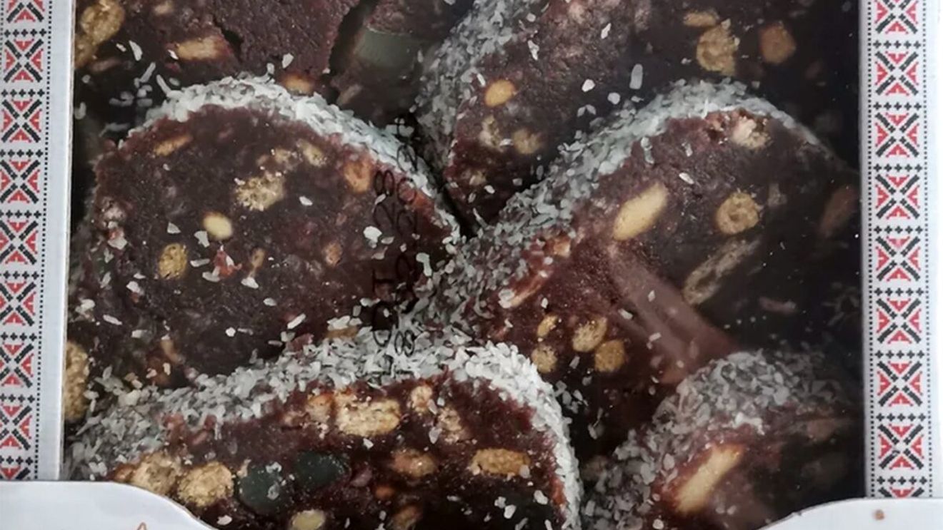 Din ce este făcut cel mai popular salam de biscuiți din România, de fapt. Se găsește în toate supermarket-urile din țara noastră, dar ce scrie pe etichetă?