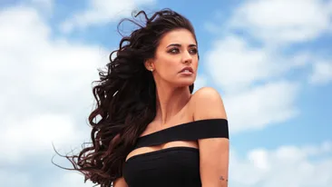 Imagini cu puternic impact... erotic! Antonia și-a dat jos sutienul și s-a fotografiat așa