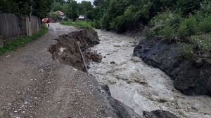 Alertă în Prahova! Case și mașini luate de viitură, zeci de persoane au fost evacuate