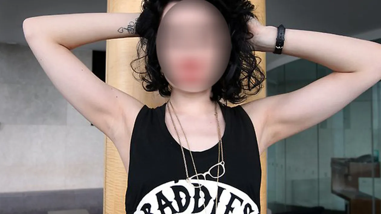 A trebuit sa ii ceara scuze mamei sale dupa ce a pozat in felul asta! S-a fotografiat in genunchi pe podea si toti au vazut-o