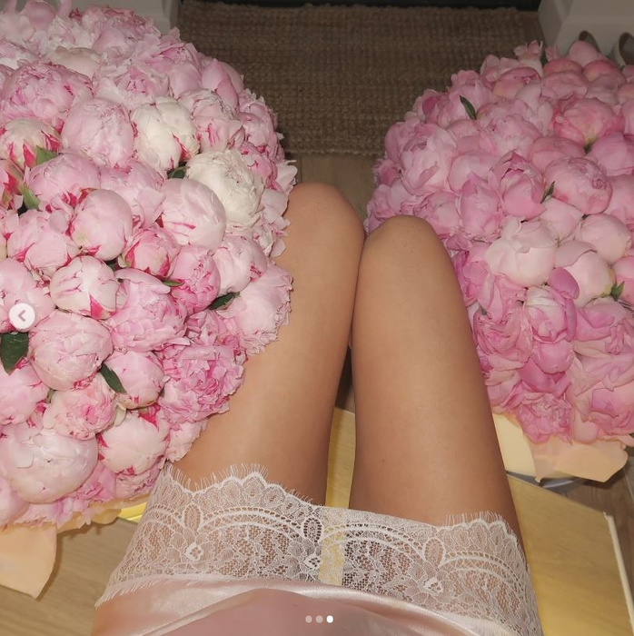 Andreea Bostănică s-a fotografiat pe scări, cu buchete de flori / sursă: Instagram