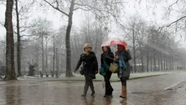 Prognoza meteo pentru sfârșitul de săptămână. Vreme rece și ploi, dar și… Cum va fi la București