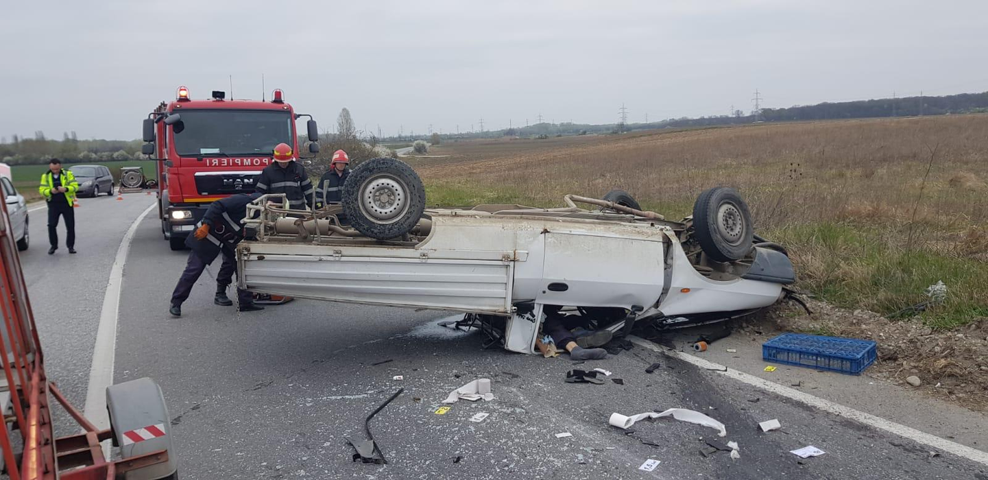 Accidente înfiorătoare în Prahova. Un om a murit, iar 3 au fost răniți după ce microbuzul în care erau a ajuns în parapet