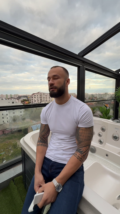 Cum arată penthouse-ul lui Yamato Zaharia. Terasa e uriașă, are jacuzzi, dar tocătorul lui e fascinant!