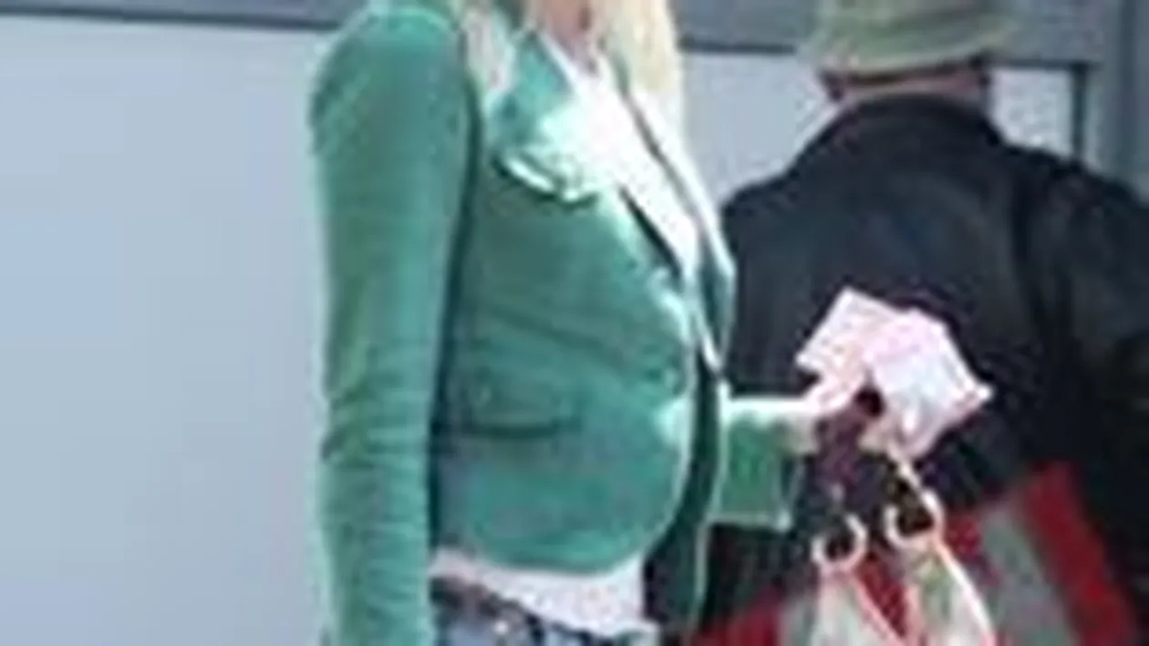 Raluca il umple de spume pe Zenga