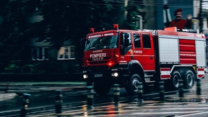 Incendiu la un clubul din Timișoara, după ce un fulger a lovit în curtea bazei de agrement