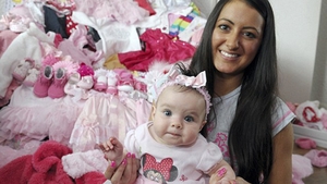 E cea mai răsfăţată bebeluşă! Mama ei i-a cumpărat hăinuţe de 8000 de lire, pentru a celebra refacerea micuţei după o boală gravă!
