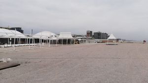 Cât de mult s-a lărgit plaja de la Mamaia! Imaginile spun totul: abia se vede marea