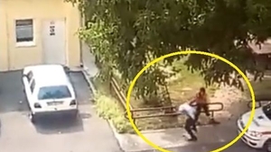 Scene HALUCINANTE în curtea Serviciului Judeţean de Ambulanţă Satu Mare! Un poliţist cuprins de gelozie şi-a agresat soţia care lucrează ca asistentă medicală