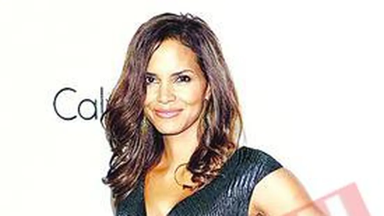 Halle Berry il copiaza pe Bill Clinton