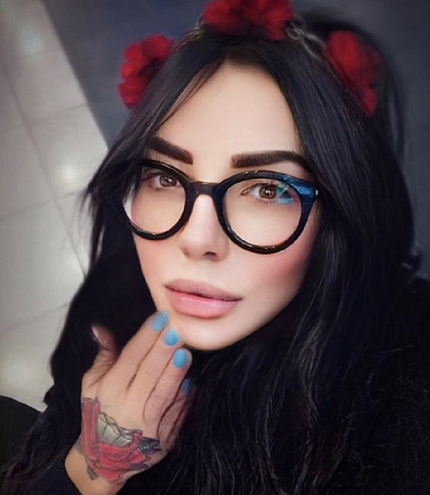 O mai știi pe DJ Wanda? Artista a rămas fără bani, dar nu din cauza crizei. Deși încearcă să păstreze aparențele, ceva a dat-o de gol