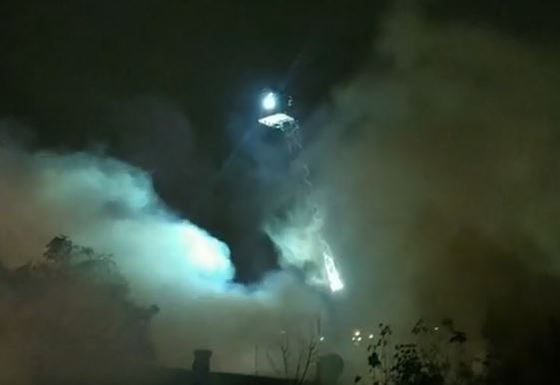 Incendiu devastator în București! Două case din zona Vitan ard ca torțele