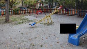 Descoperire macabră în Craiova. Un tânăr a fost găsit spânzurat într-un loc de joacă pentru copii