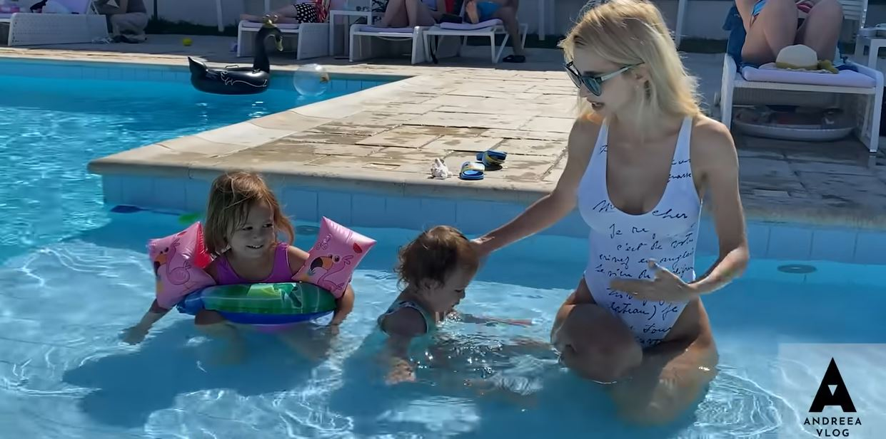 Andreea Bălan, gafă în timp ce se afla la piscină cu fiicele. I s-au văzut zonele intime prin costumul de baie alb și decupat | VIDEO