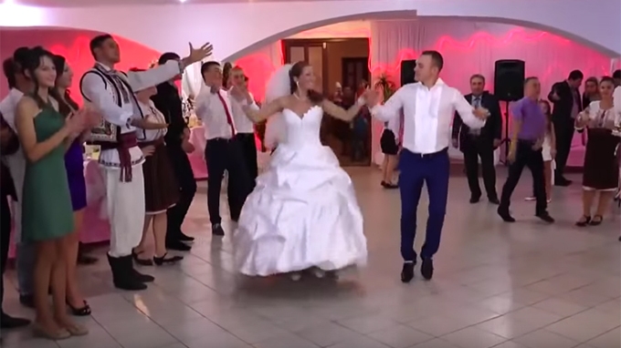 Cel mai frumos dans al mirilor la o nuntă moldovenească! Clipul video a ajuns VIRAL