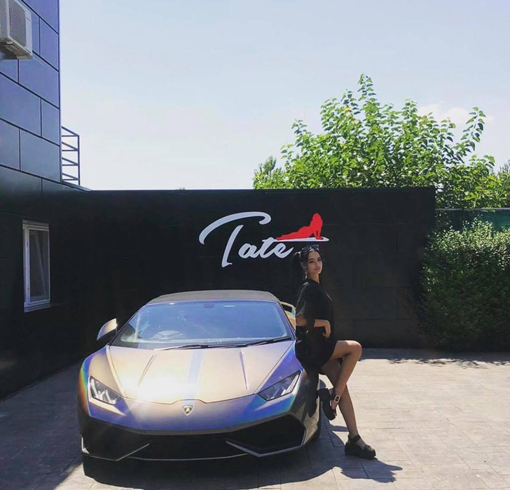 Noua iubită a lui Tristan Tate se lăfăie pe domeniul acestuia