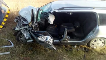 Accident groaznic în Olt! O șoferiță a intrat cu mașina într-un camion! Un bărbat a murit, iar femeia este în stare gravă
