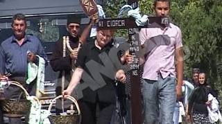 Si-a iesit din minti! Cioaca a amenintat jurnalistii la inmormantarea tatalui sau