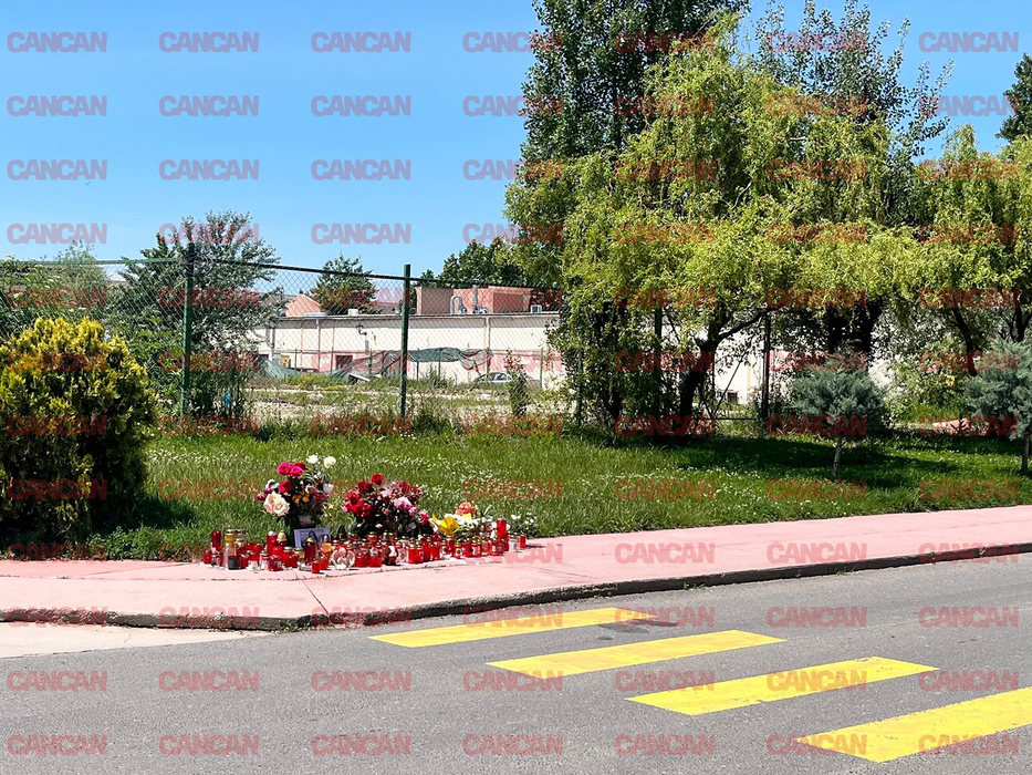Zeci de flori au fost aduse la locul crimei Teodorei Marcu