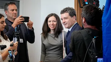 Cum a apărut Mirabela, la brațul lui Nicușor Dan, în ziua alegerilor? Toate privirile s-au întors către ea