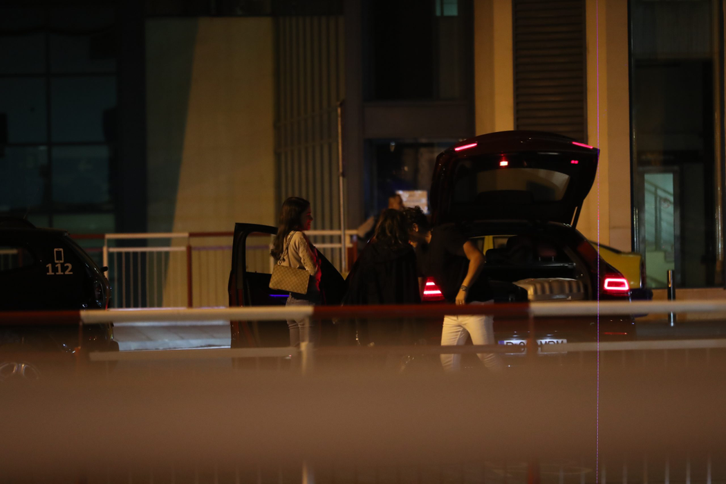 Sheila și Bogdan Ionescu, alături de un cuplu de amici, încarcă bagajele în portbagaj, după ce au revenit din Istanbul