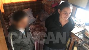 IMAGINI TULBURĂTOARE! O mamă şi cei doi copii şi-au găsit casă într-o ”cutie de chibrituri”!