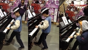 VIDEO Pustiul asta te va cuceri! Canta la pian ca un adevarat MAESTRU! Clipul a devenit viral pe internet