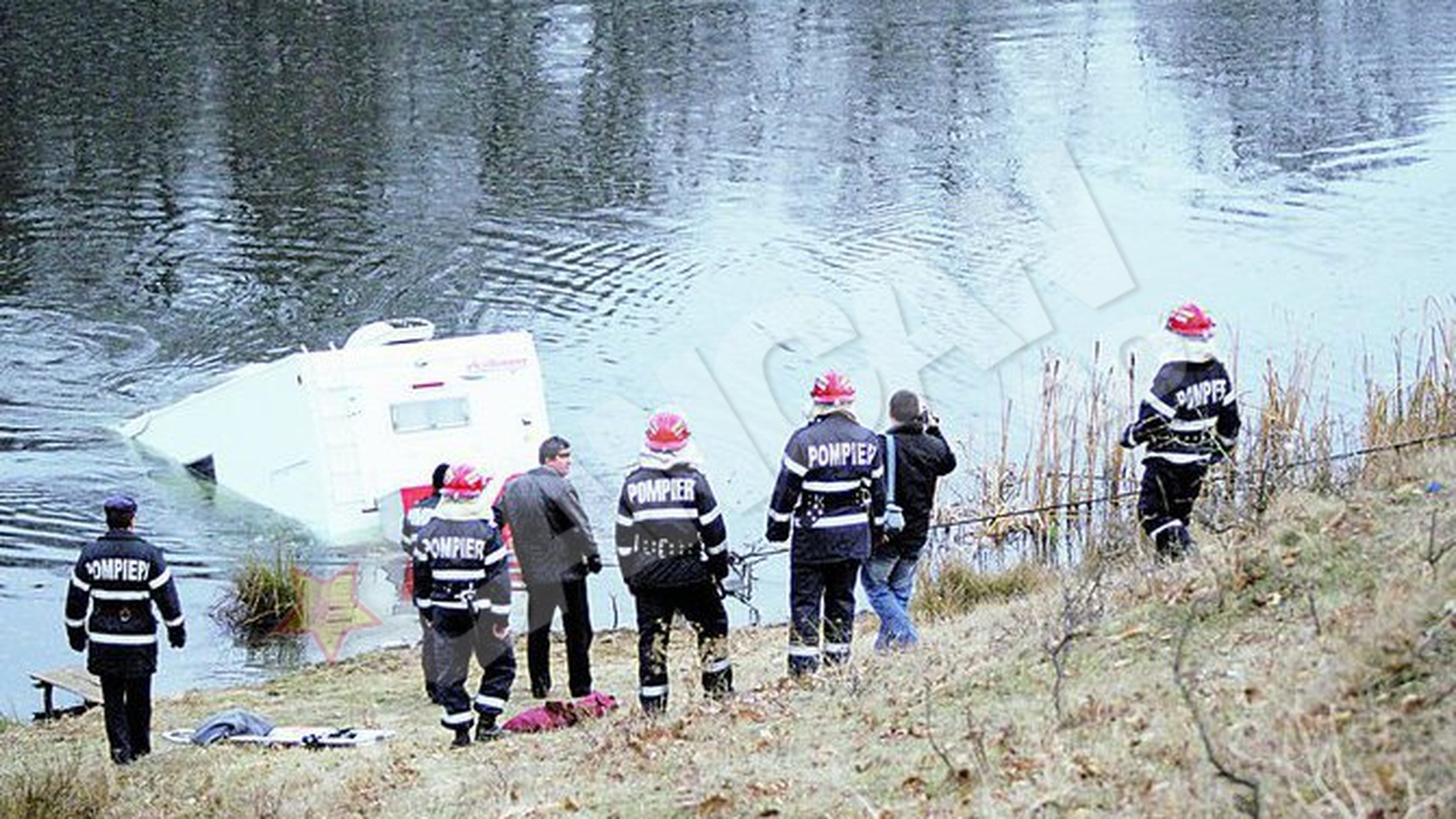 Masina cu numere de Anglia, lasata in Balta Ciobanului din Gorj, nu a fost revendicata. Au pescuit o autorulota din lac