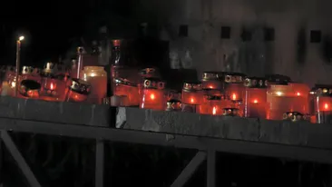 Oamenii s-au strans din nou la Colectiv. Au venit cu lumanari si cate o garoafa alba pentru a cinsti memoria victimelor!