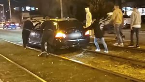 De-a râsu' plânsu', în Rahova! Ce a pățit conducătorul unui BMW, după ce a mers cu mașina pe liniile de tramvai
