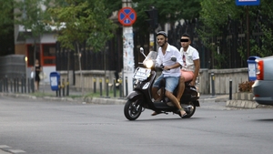 Doru Iuga, aventuri pe scuter. A calarit toata seara o motoreta, impreuna cu un prieten!
