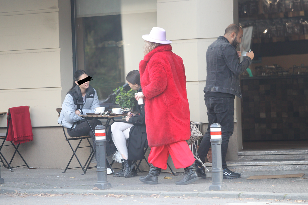 Celelalte persoane nu și-au putut lua ochii de la Oana Lis