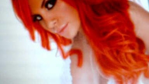 Marina Dina si-a schimbat culoarea parului! A renuntat la blond pentru a fi o roscata sexy si senzuala! Vezi cum ii sta