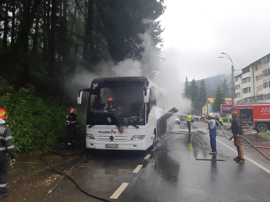 Trafic paralizat pe DN1. Un autocar a fost cuprins de flăcări
