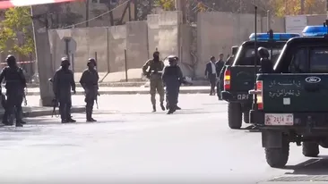VIDEO / Momente de coşmar. S-au tras focuri de armă într-un post de televiziune din Kabul. Sunt morţi şi răniţi în urma atacului