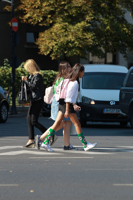 Moda se dă din București! Cum au apărut îmbrăcate elevele în prima zi de școală, în Capitală