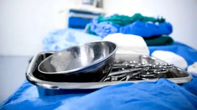 Un bărbat cu o macetă înfiptă în cap a mers singur la spital. A așteptat pe hol și s-a jucat la telefon
